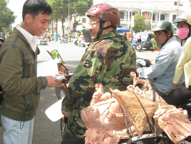 Đắk Lắk: Chợ hoa Tết với… gỗ và đá - ảnh 2